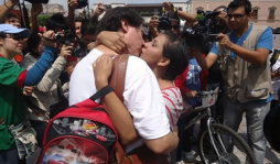México: 12 horas detenido por besar a su pareja