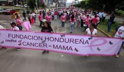 Cientos marchan contra el cáncer de mama