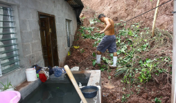 Derrumbes e inundaciones afectan aldeas de Villanueva