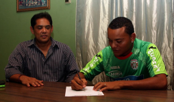 Ahora sí firmó Michel Rivera