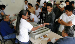 Abarrotan el RNP en busca de cédulas en El Progreso