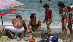 Honduras: veraneantes disfrutan de la belleza natural de las playas