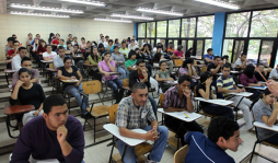 Unah: aplazados 6,500 aspirantes