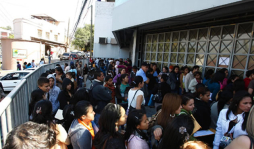 Cientos de maestros llegan a buscar empleo