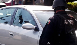 Lanzan granadas a dos diarios en Monterrey