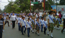Escolares marchan en San Pedro Sula