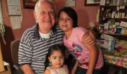 El naturólogo que cura con picadas de abejas