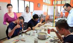 Dan forma al vidrio y a su vida