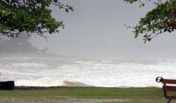 Por intensas lluvias evacuan a 43 personas en Omoa, Cortés