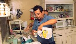 Milton Flores, esclavo de la hemodiálisis y las cicatrices en su piel