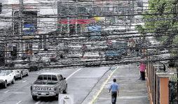 Eliminarán 80% de cables inservibles de postes en La Ceiba