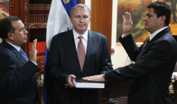Honduras: Tras cadena de escándalos, Lobo cambia a 4 ministros