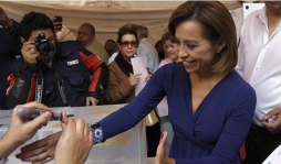 Enrique Peña Nieto vota en México, favorito en encuestas