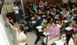 En la Unah-vs hay hasta 90 alumnos por aula