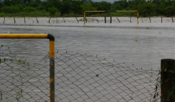 Derrumbes e inundaciones afectan aldeas de Villanueva