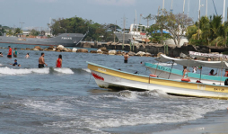 Más de L8 millones circularán en verano en Puerto Cortés y Omoa