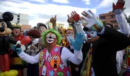 Payasos afinan el arte de hacer reír en convención anual