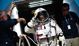 Baumgartner intentará romper la barrera del sonido con caída libre