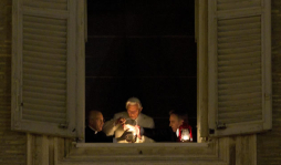 Benedicto XVI enciende el Cirio de la Paz para el mundo