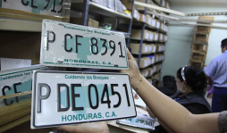 Existen 37 mil placas sin reclamar en la DEI