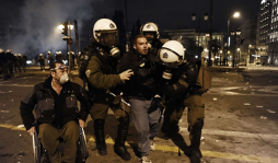 Parlamento griego votó por plan de austeridad