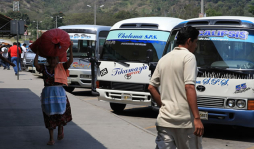 Viajeros están con un pie en el bus