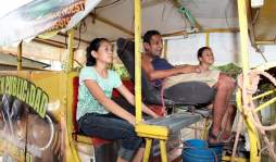 Richard Rodríguez con su 'caballo publicista” enfrenta la adversidad