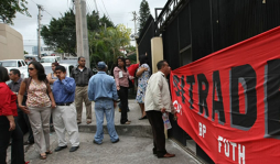 Tres mil de aumento piden burócratas