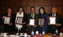 Honor a grandes capitalinos