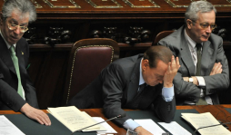 Aliado de Berlusconi pide su renuncia