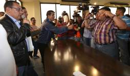 Periodistas reeligen directiva entre pleito