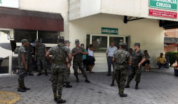 Militares salen a auxiliar a enfermos en hospitales de Honduras