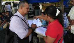 Con un maletín, medicinas y su bastón, Mario enfrenta la vida