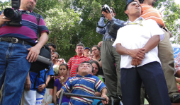 Mide 1.20 y se aferra a la vida desde su andador