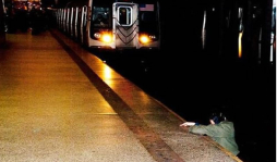 Polémica por foto de hombre a punto de morir en el metro de Nueva York