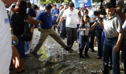 Caminata azul sobre lodo, baches y casas amuralladas