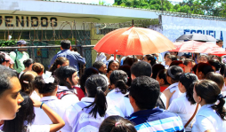 Padres a ministro: 'No nos quiten los maestros”