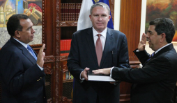 Honduras: Tras cadena de escándalos, Lobo cambia a 4 ministros