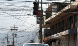 Dos semáforos están en mal estado