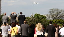 El Discovery llega a museo de Washington
