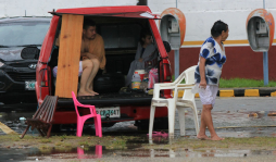 Lluvia no dejó disfrutar a bañistas; alerta en cinco departamentos