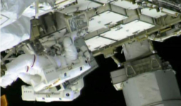 Realizan caminata espacial para corregir una fuga de amoníaco en la EEI