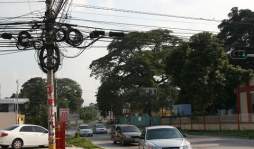 Enee comienza retiro de cables sin funcionamiento en postes