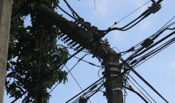 Postes dañados son un peligro en San Pedro Sula