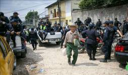 Presidente de Honduras admite desorden en su gobierno