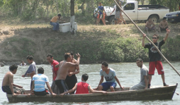 Miles de turistas disfrutan de los ríos y quebradas