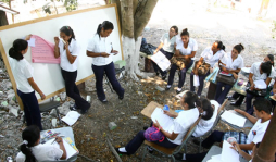 Árboles sirven como aula de clases para 45 alumnos en San Manuel