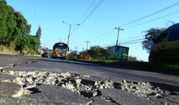 Destruida carretera de occidente sigue en el olvido