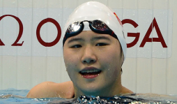 La china Ye Shiwen suma otro oro y récord olímpico