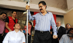 Manuel Zelaya regresa en silla de ruedas a Honduras